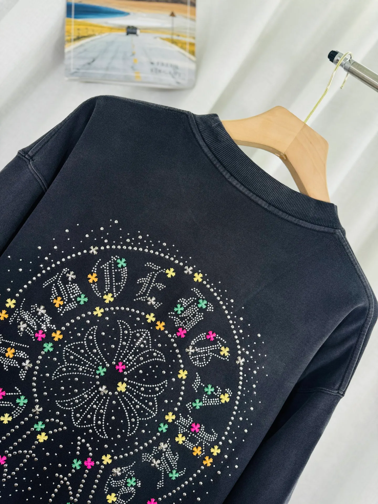 P290 top version, real shot without P, ​​different from market currency) 𝗖𝗵𝗿𝗼𝗺𝗲 𝗛𝗲𝗮𝗿𝘁𝘀/Croxin 2025 Autumn and Winter New Original Single Counter American 3D Rivets and Stickers Couple Casual Sweater 👑The highest version! Customized fabric 430g tripe terry fabric! American-style pickled and distressed original fabric, laser-burned flowers, rivets and diamonds, exquisite embroidery of letters! The best-selling model in the counter, very comfortable to wear. Accessories: original molded and authenticated collar label➕100% silk wash label. Genuine purchase-grade original hangtag➕matching hanging rope➕3D hanging beads➕original packaging bag. Craftsmanship: The original version has consistent wiring! The highest version of the armhole matching technique! Color: Pink Black Green Purple Size: S M L XL Style Number: 25-375
